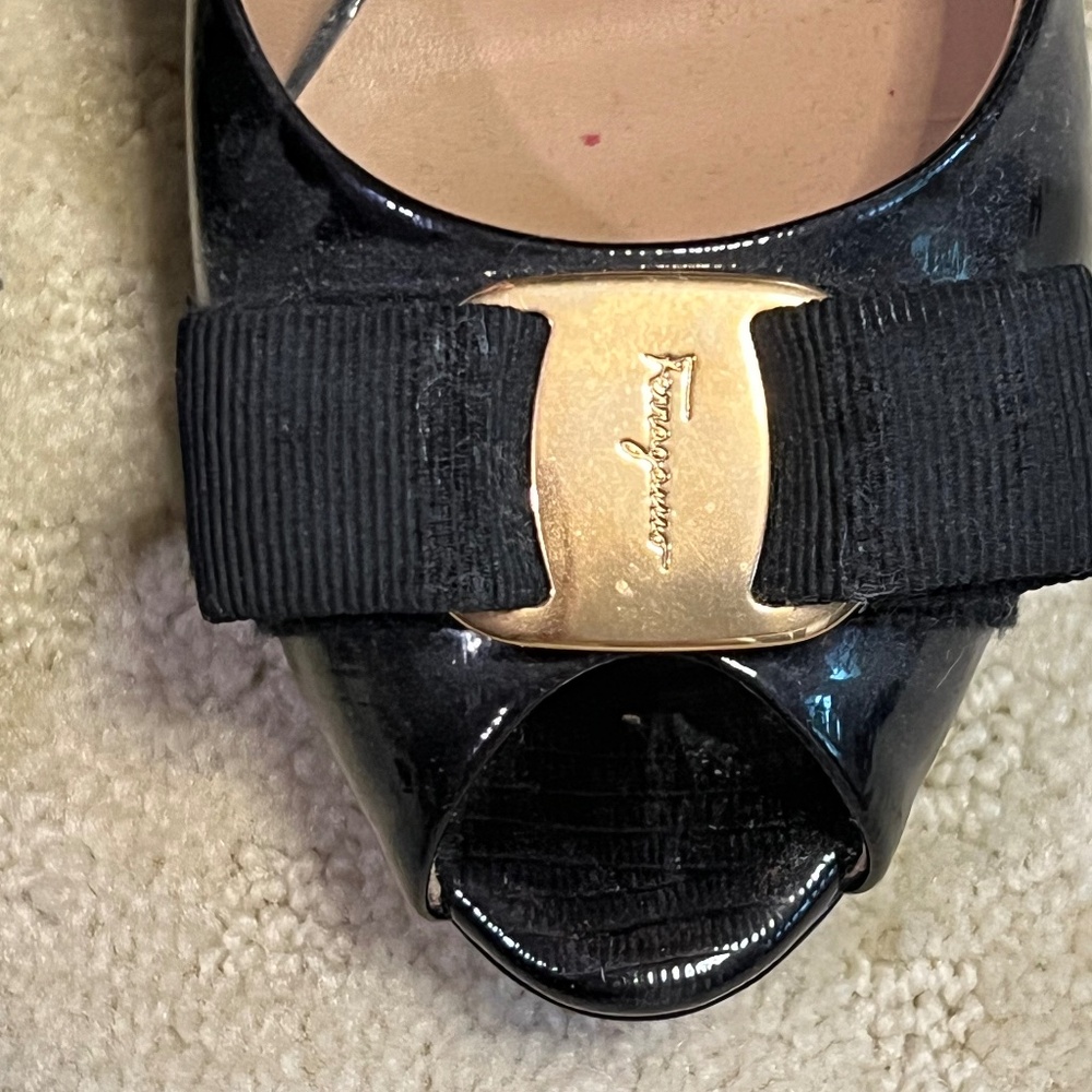 Salvatore Ferragamo Vera Bow Peep Toe Heels, Patent Leather, Black, size 5.5 - Picture 3 of 9